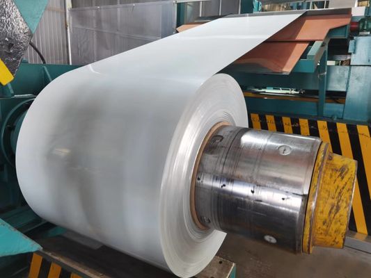 0.2-1.2mm 塗装された金属コイル 3-30ミクロン 冷蔵庫保存のための裏側塗装